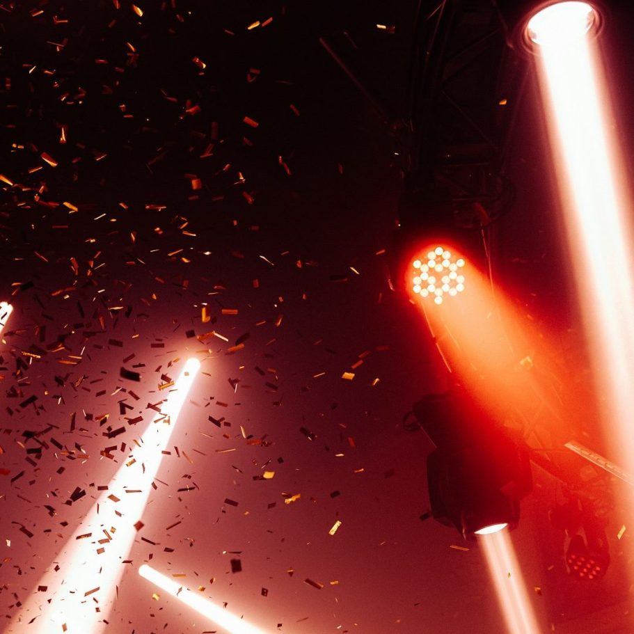 DJ Service und Showacts Dynamische Lichter und Konfetti während einer aufregenden Live-Veranstaltung.